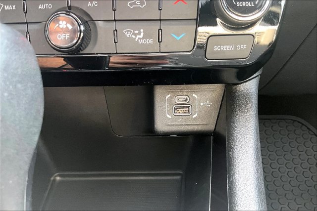 Used 2025 Jeep Compass Latitude w/ Sun & Sound Group AWD/4WD image 31