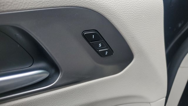 Used 2024 Chrysler Pacifica Touring-L FWD image 5