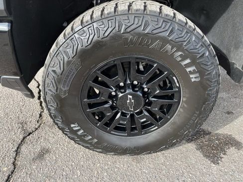 Used 2025 Chevrolet Silverado 2500 ZR2 w/ Technology Package image 9