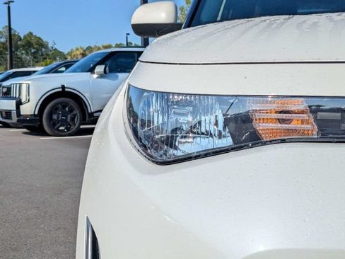 Used 2025 Kia Soul LX w/ LX Technology Package FWD image 9