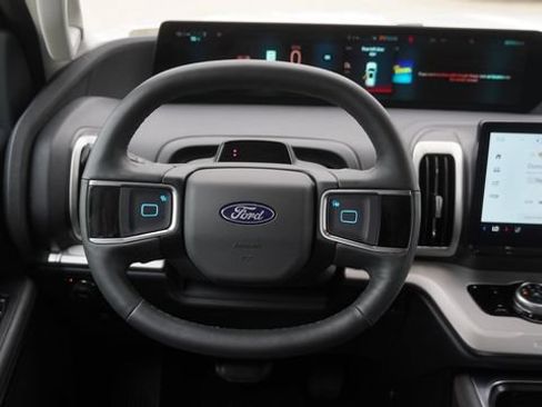 Used 2025 Ford Expedition Active AWD/4WD image 18
