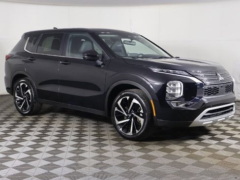 Used 2024 Mitsubishi Outlander SE image 2