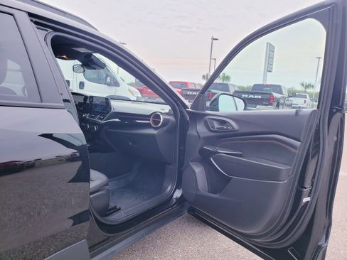 Used 2025 Chevrolet Trax RS w/ Sunroof Package image 17