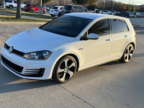Used 2017 Volkswagen Golf S image 5