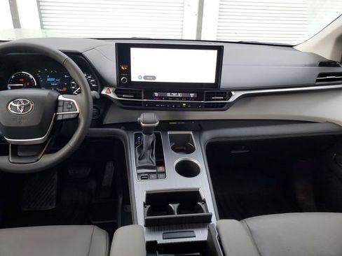 Used 2026 Toyota Sienna XLE FWD image 13