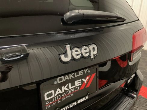 Used 2017 Jeep Grand Cherokee Laredo w/ Quick Order Package 23E image 16