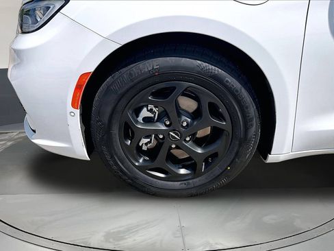 Used 2023 Chrysler Pacifica Limited w/ Uconnect Theater Family Group FWD image 36