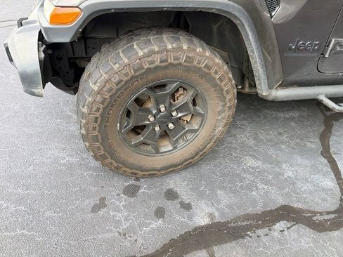 Used 2021 Jeep Gladiator Sport AWD/4WD image 3