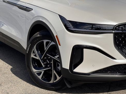 Used 2025 Lincoln Nautilus Premier w/ Equipment Group 102A image 4