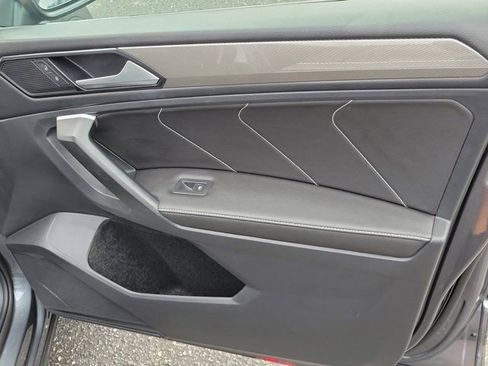 Certified 2024 Volkswagen Tiguan SE image 8