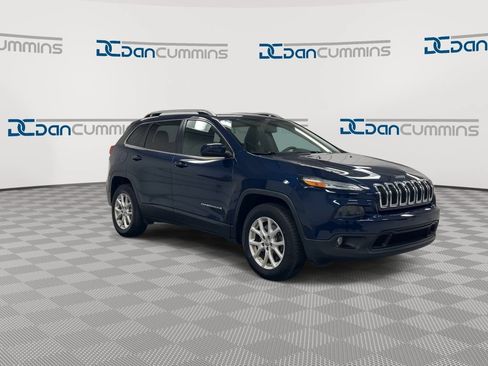 Used 2018 Jeep Cherokee Latitude w/ Cold Weather Group AWD/4WD image 2