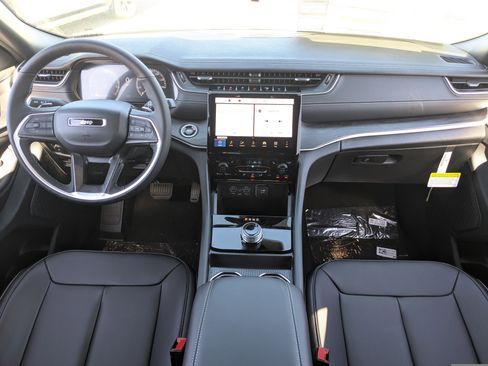 New 2025 Jeep Grand Cherokee Limited image 12