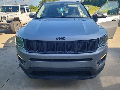 Used 2019 Jeep Compass Latitude FWD image 2