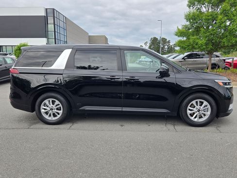 Used 2024 Kia Carnival LX FWD image 8