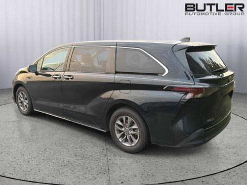 Used 2023 Toyota Sienna XLE FWD image 9