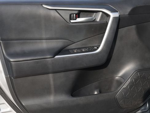Used 2025 Toyota RAV4 XLE FWD image 25