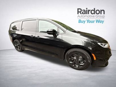 Used 2023 Chrysler Pacifica Limited w/ S Appearance Package