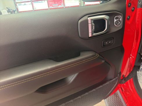 Certified 2025 Jeep Wrangler Unlimited Sahara image 5