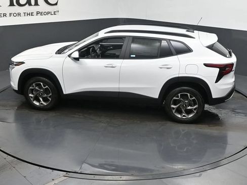 Used 2025 Chevrolet Trax LT w/ Driver Confidence Package FWD image 21