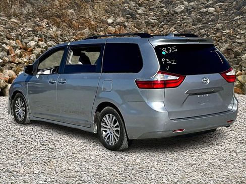 Used 2018 Toyota Sienna XLE w/ XLE Navigation Package image 11