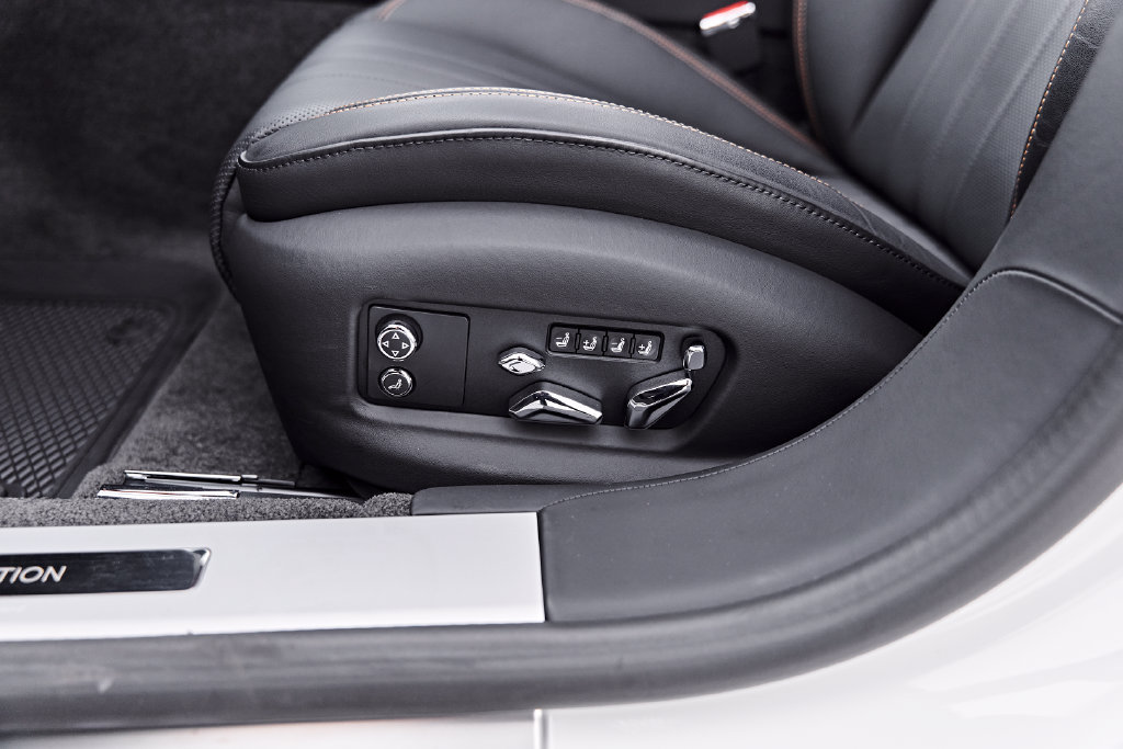 Used 2025 Bentley Flying Spur Plug-In Hybrid AWD/4WD image 36