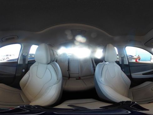 Used 2025 Hyundai Elantra Limited image 44