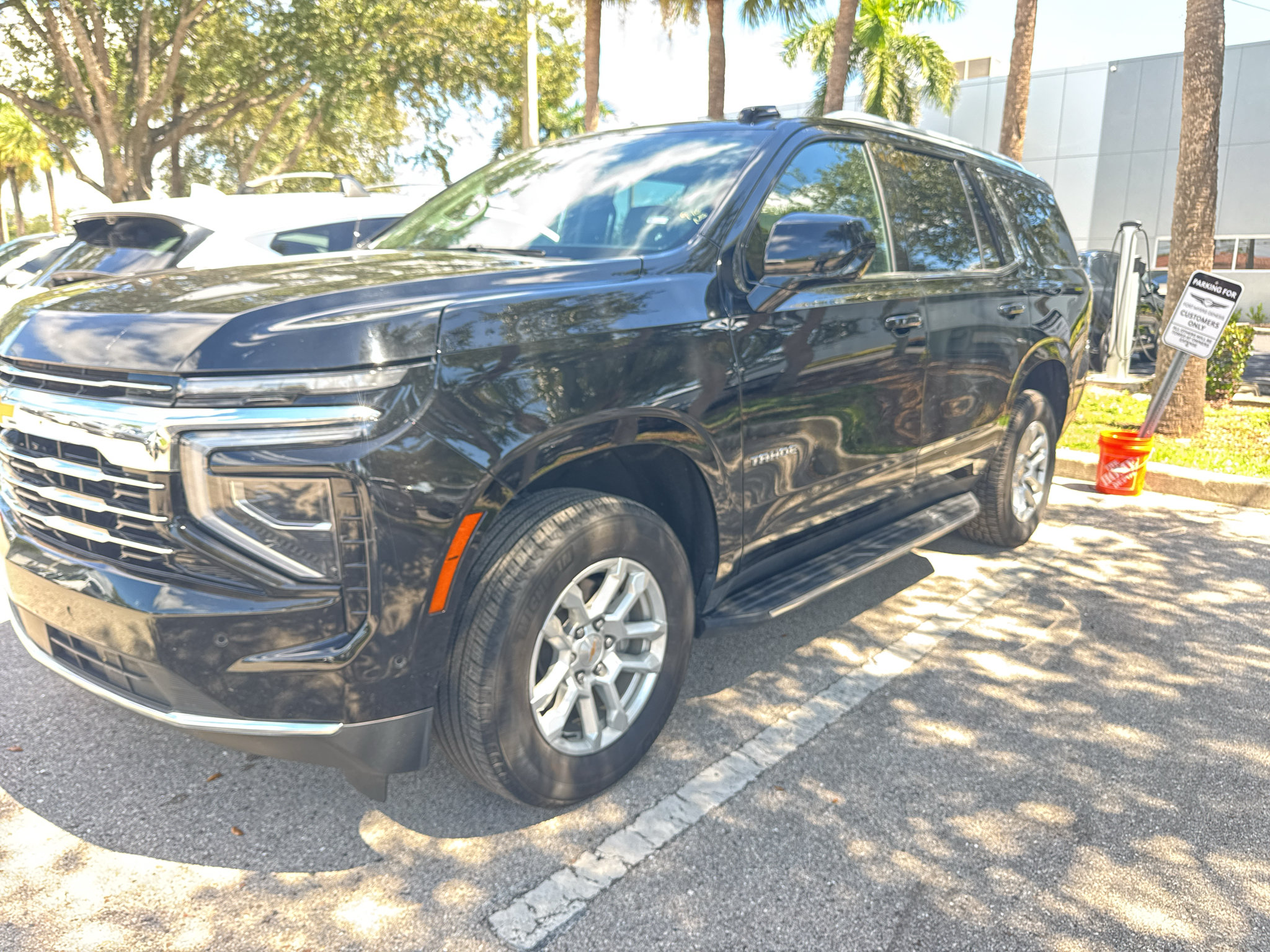 Used 2025 Chevrolet Tahoe LT RWD image 3
