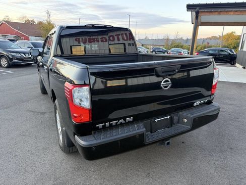 Used 2018 Nissan Titan SV w/ SV Convenience Package image 10