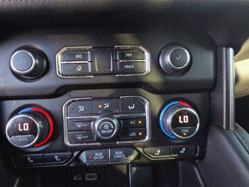 Used 2021 Chevrolet Suburban Z71 image 18