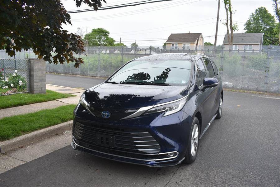 Used 2024 Toyota Sienna LE FWD image 2