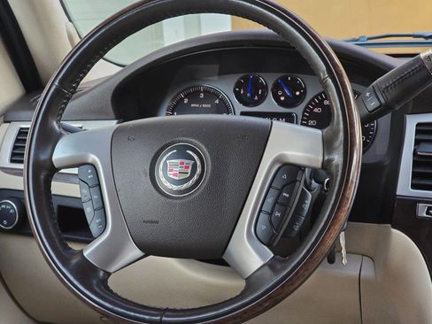 Used 2007 Cadillac Escalade EXT Base AWD 4dr Crew Cab SB w/ Information Package image 37