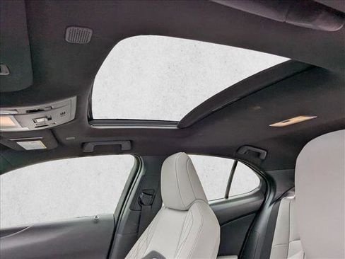 Used 2024 Lexus UX 250h FWD image 18