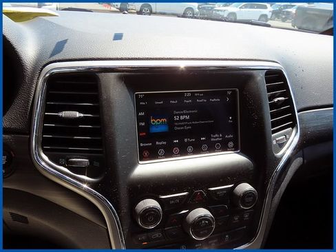 Used 2019 Jeep Grand Cherokee Laredo w/ Security & Convenience Group AWD/4WD image 15