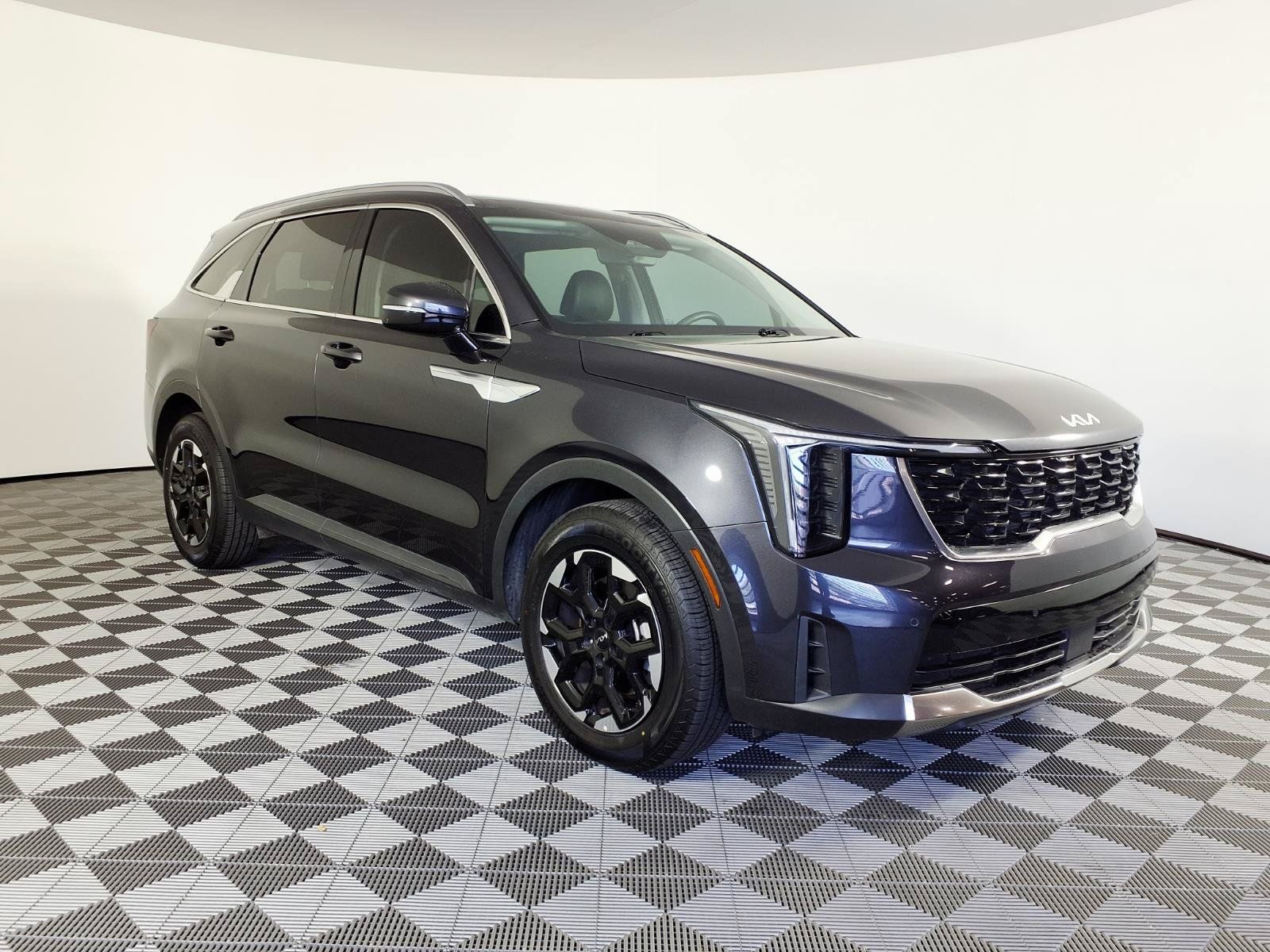 Used 2025 Kia Sorento S w/ Panoramic Sunroof Package FWD image 3