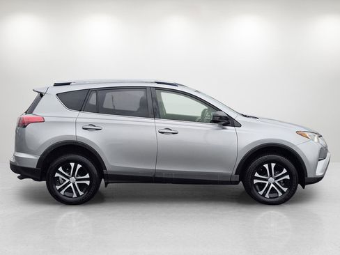 Used 2018 Toyota RAV4 LE image 4