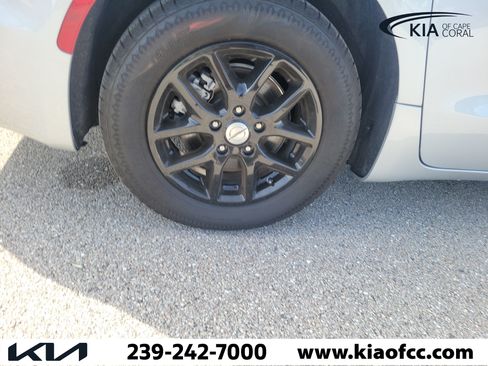 Used 2024 Chrysler Pacifica Touring-L FWD image 9