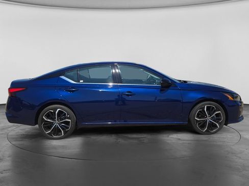 Used 2024 Nissan Altima 2.5 SR FWD image 12
