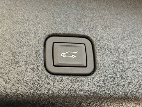 Used 2025 Cadillac Optiq Luxury 1 image 18