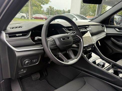 New 2025 Jeep Grand Cherokee Laredo w/ Luxury Tech Group I image 12