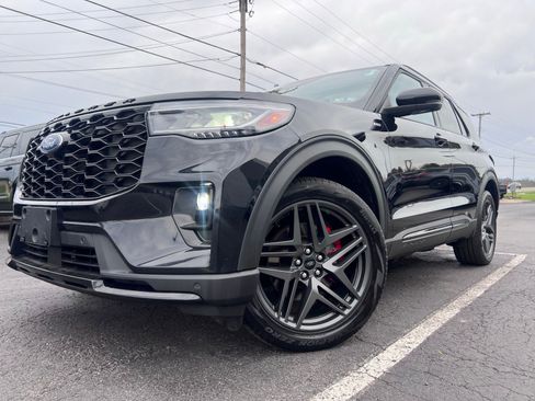 Used 2025 Ford Explorer ST-Line w/ Premium Package image 16