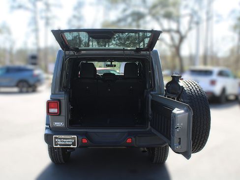 Used 2022 Jeep Wrangler Unlimited Sahara w/ Cold Weather Group image 10