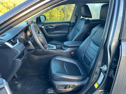 Used 2022 Toyota RAV4 XLE Premium image 14