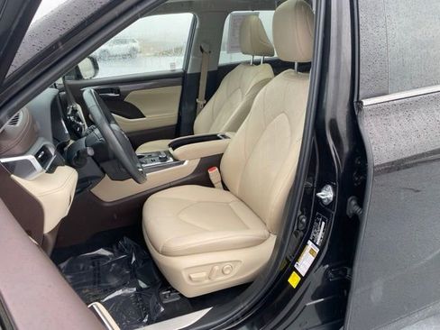 Certified 2022 Toyota Highlander Platinum image 22