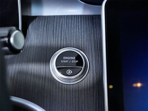 Used 2025 Mercedes-Benz C 300 4MATIC Sedan image 24