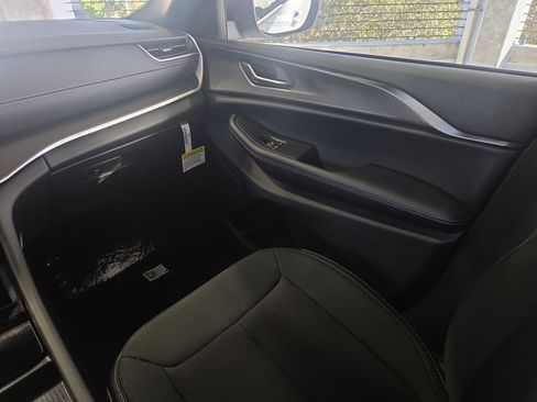 New 2025 Jeep Grand Cherokee Laredo image 18