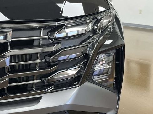 Certified 2025 Hyundai Tucson Limited AWD/4WD image 10