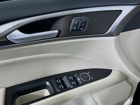 Used 2018 Ford Fusion SE w/ Fusion SE Technology Package FWD image 15