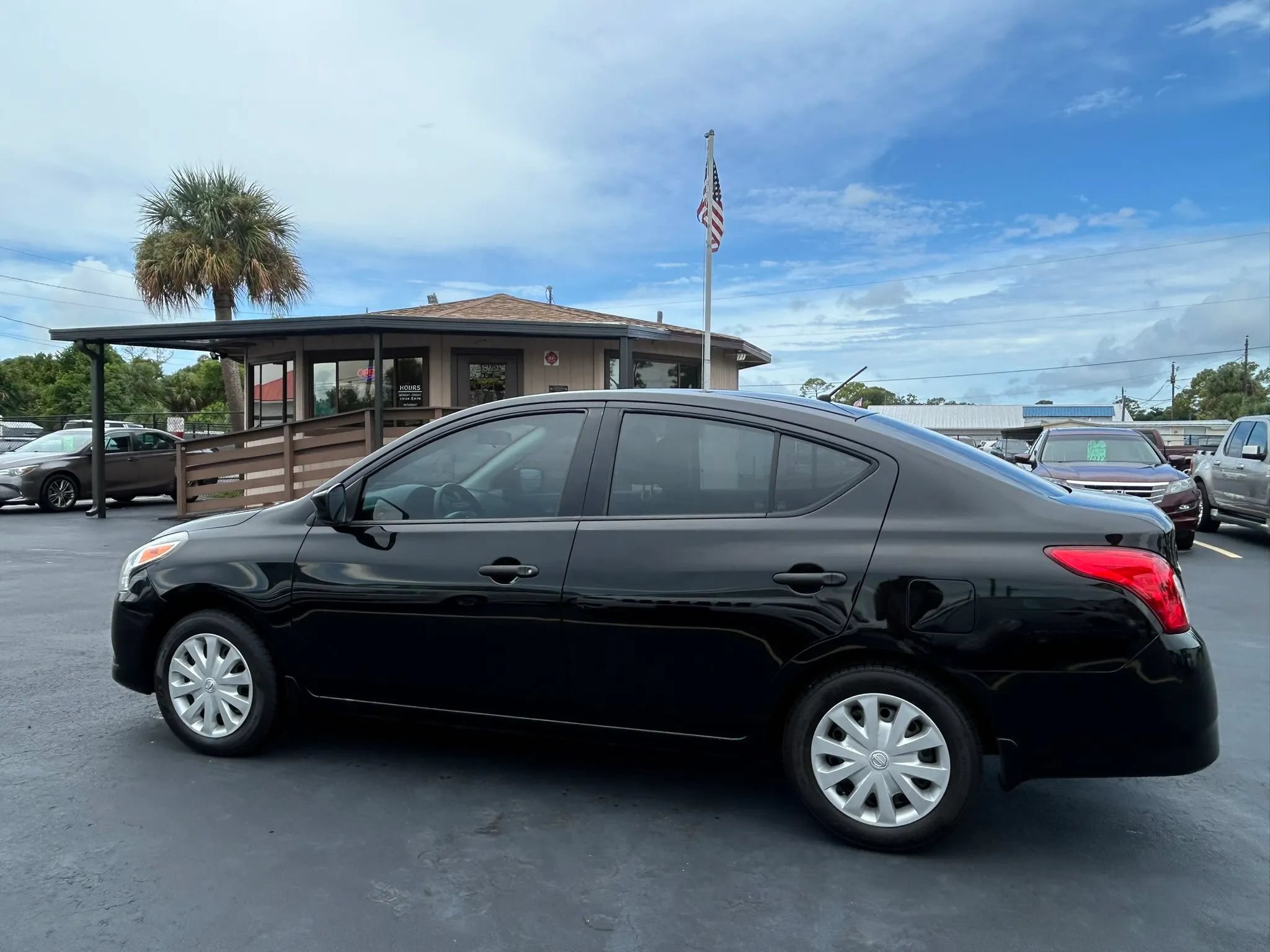 Used 2018 Nissan Versa S FWD image 9