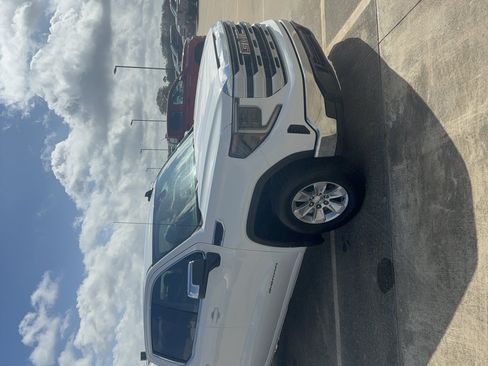 Used 2024 GMC Sierra 1500 SLE image 2