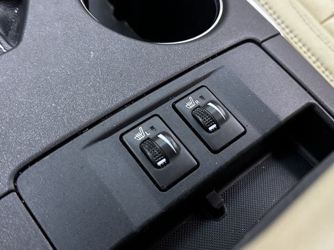 Used 2016 Toyota Camry XLE image 18